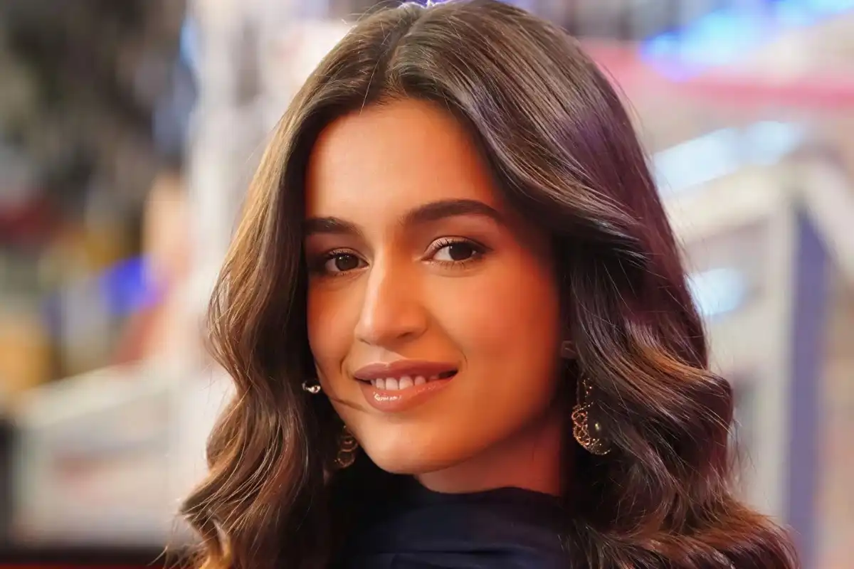 Hira Khan Roasts Dr Ejaz Warsi Over Saba Qamar Controversy