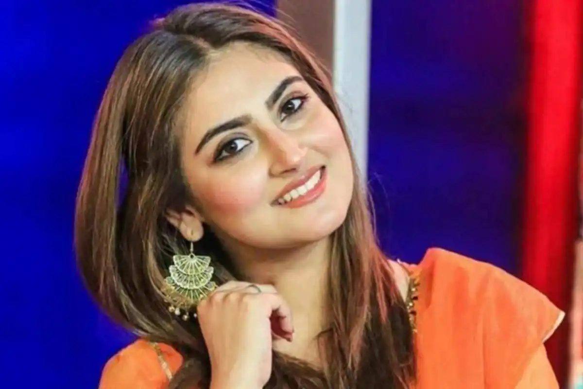 Hiba Bukhari Stays Calm During London Incident, Wins Hearts