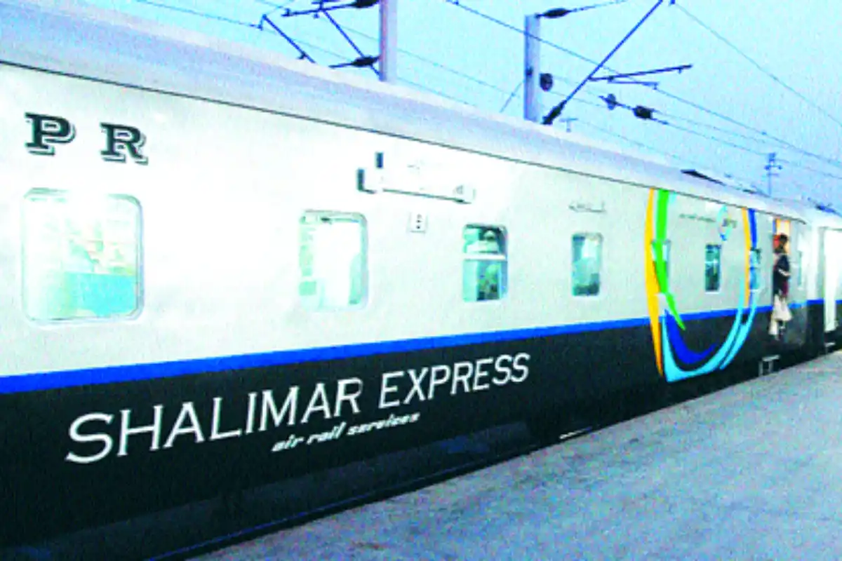 Shalimar Express Narrowly Avoids Major Accident Near Sheikhupura