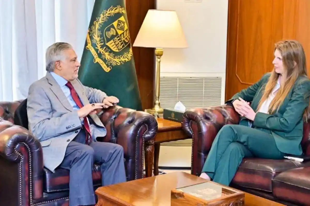 UK Envoy Praises Pakistan’s Peace Efforts in Meeting with DPM Dar
