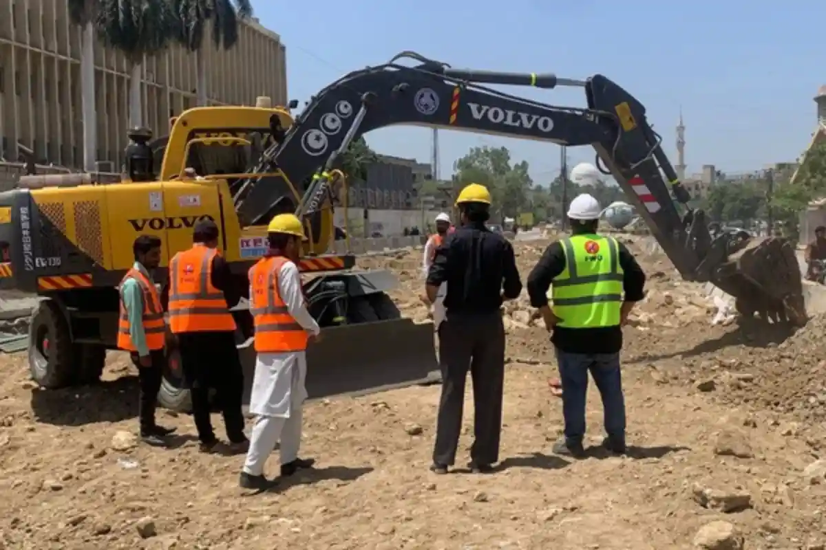 FWO Resumes Karachi Red Line BRT Construction on University Road After Contract Termination