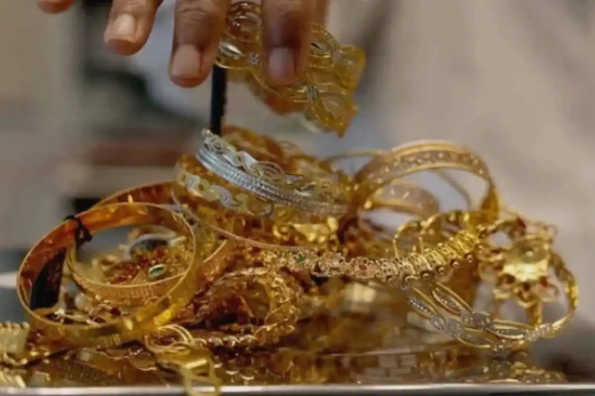 Gold Prices Drop by Rs 5,500 Per Tola in Pakistan