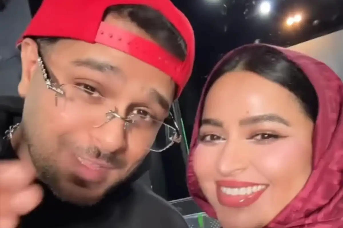 Asim Azhar Meets ‘5 AM’ Video Model Again During Live Show
