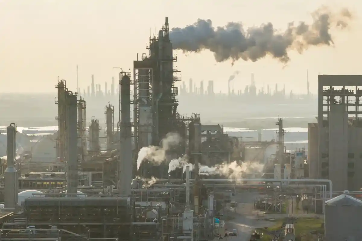 Oil Prices Climb as US Actions in Iran Shake Global Markets