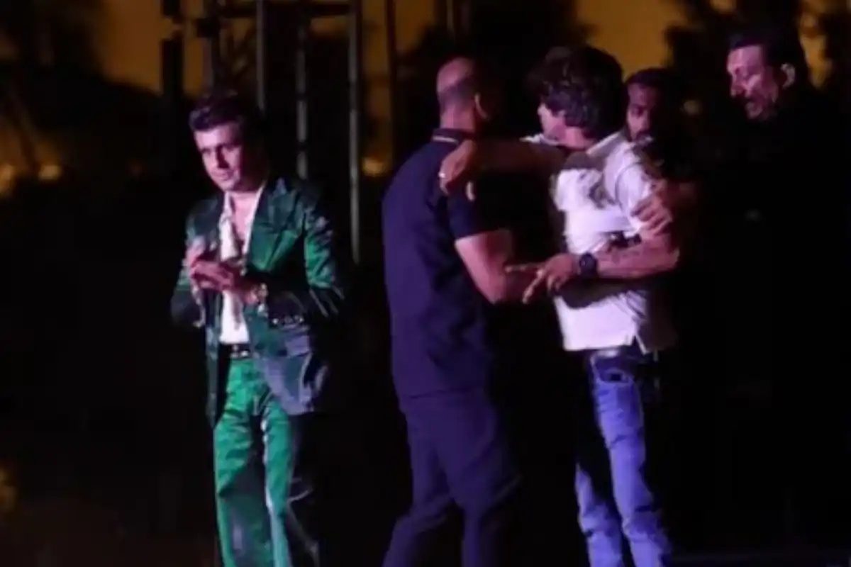 Fan Rushes Toward Sonu Nigam on Stage, Video Trends Online