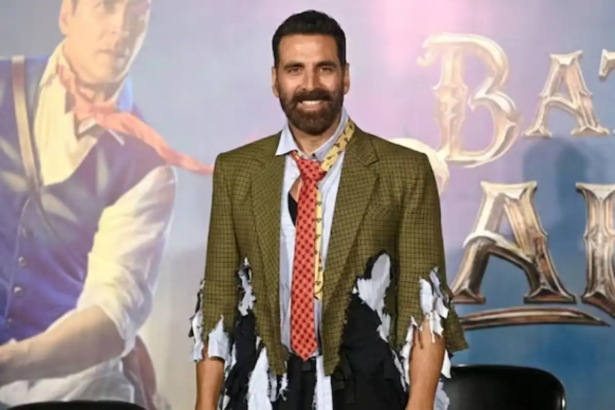 Akshay Kumar Undergoes Minor Eye Surgery, Takes Short Break