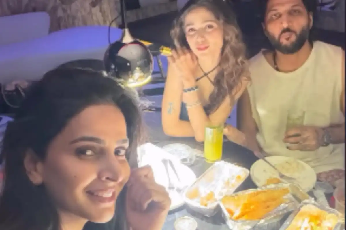 Aima Baig, Bilal Saeed & Saba Qamar Share a Warm Dinner Night Glimpse