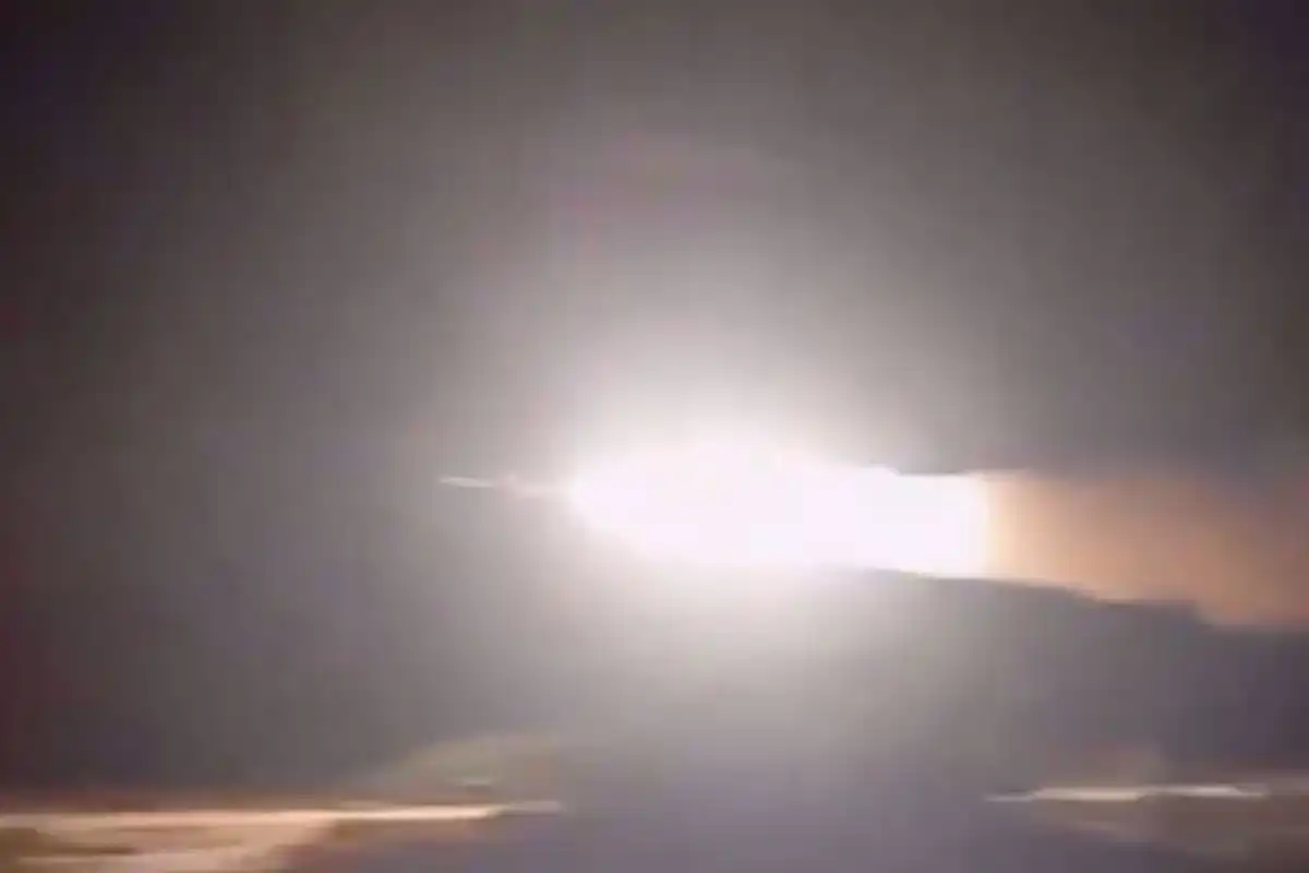 Iran Navy Repels US Destroyers From Strait of Hormuz After Alleged Ceasefire Violation