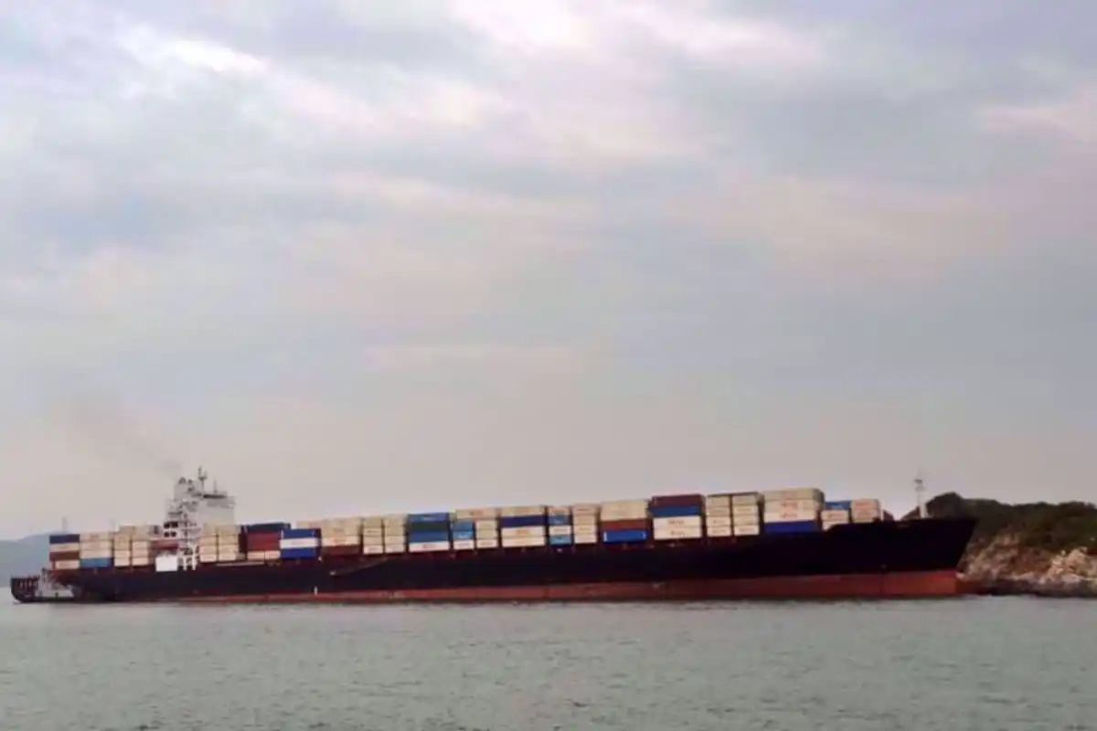 US Transfers Crew of Seized Iranian Vessel to Pakistan for Repatriation