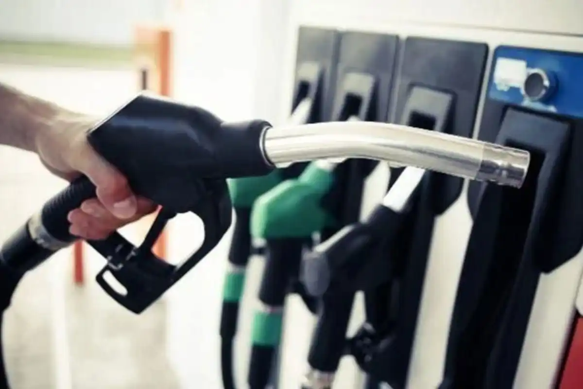 Pakistan Cuts Petrol and Diesel Prices by Rs5 Per Litre Amid Global Oil Market Fluctuations