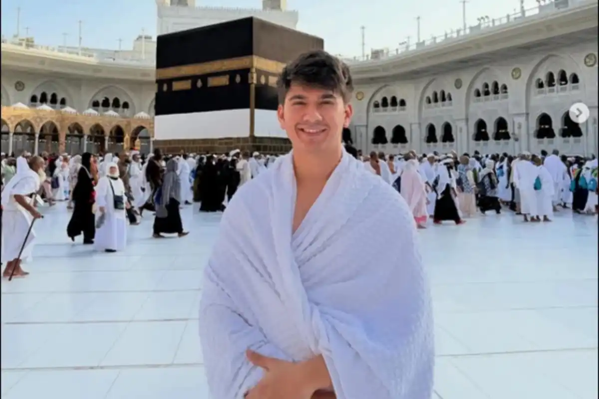 Samar Jafri Performs Umrah, Fans Shower Him with Wishes