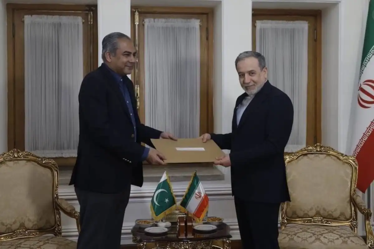 Interior Minister Naqvi Hands Over PM Shehbaz’s Letter to Iranian Leadership