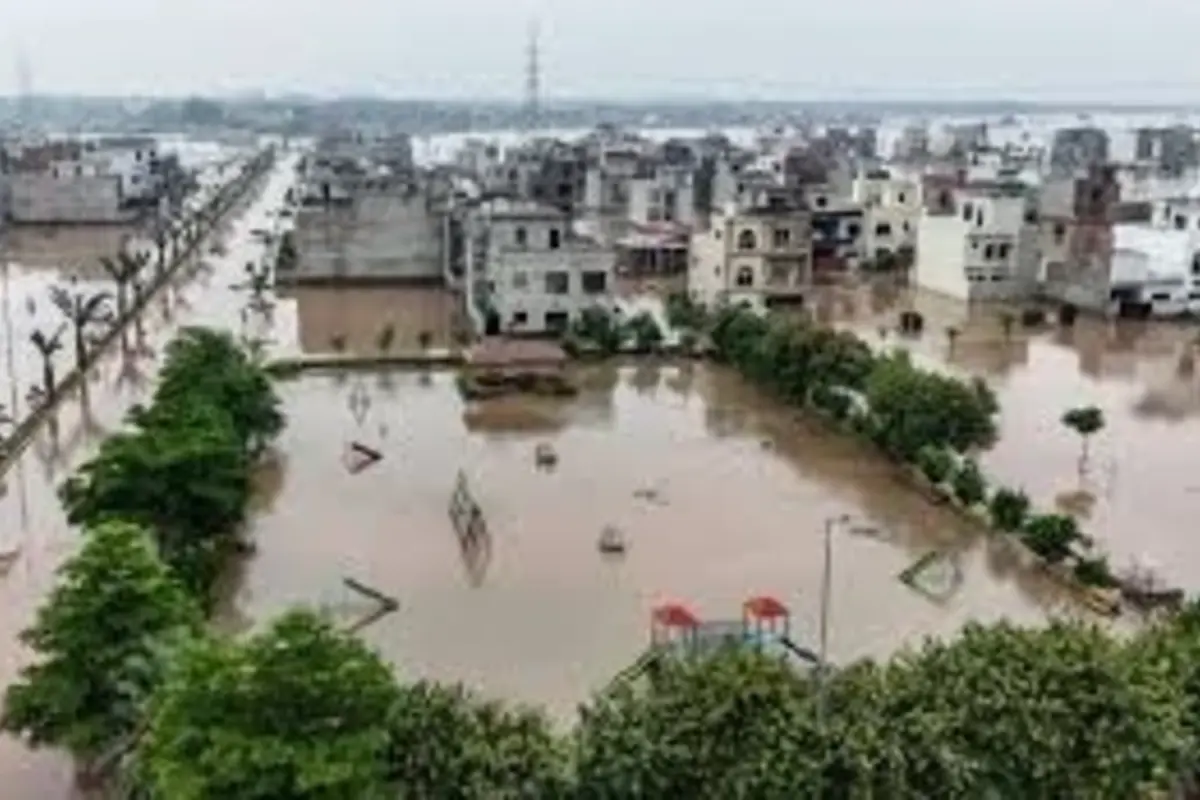 School Roof Collapse in Lahore Leaves Children and Teachers Stuck Inside