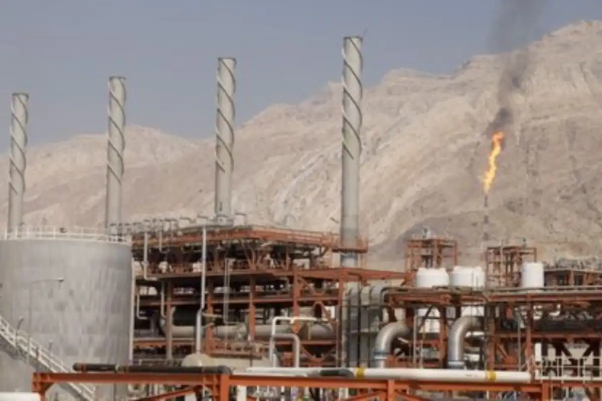 Pakistan Considers Buying Cheap Oil and Gas From Iran After US War Ends