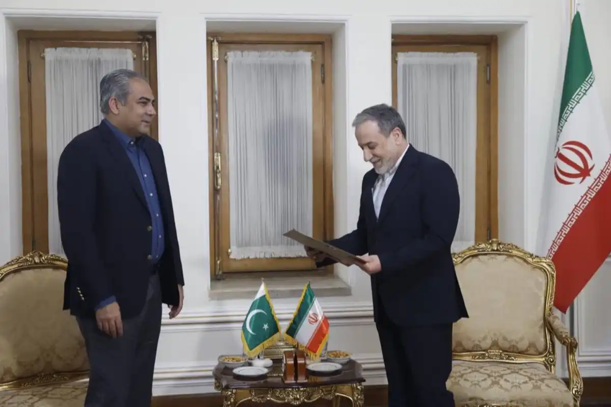 Pakistan Mediates US-Iran Talks as Naqvi Meets Araghchi in Tehran with PM’s Letter