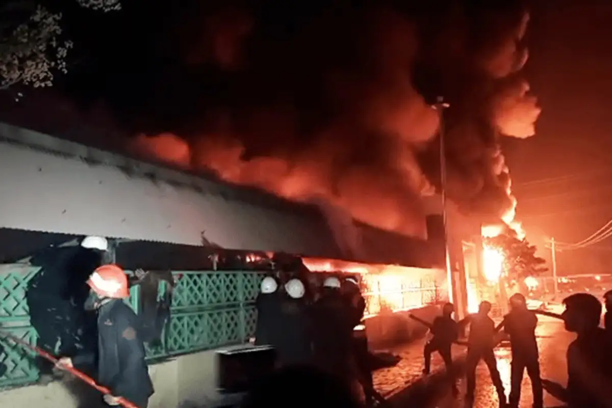Fire Breaks Out at H-9 Sunday Bazaar in Islamabad