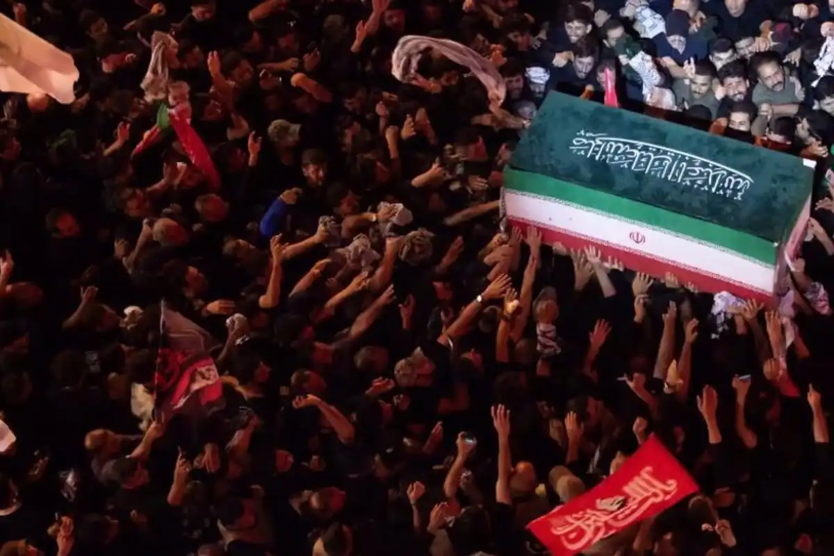 Massive Iraq Funeral Crowd Delays Martyred Ali Khamenei’s Procession in Mashhad