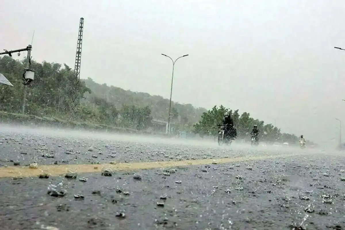 Lahore Receives Heavy Rainfall as Motorway Police Issue Travel Warning