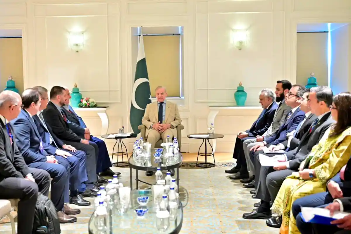 PM Shehbaz Meets Turkish Business Leaders in Istanbul
