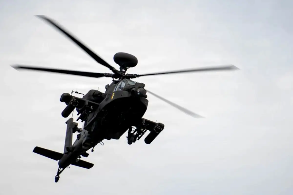 US Army suspends Apache helicopter training after deadly crash