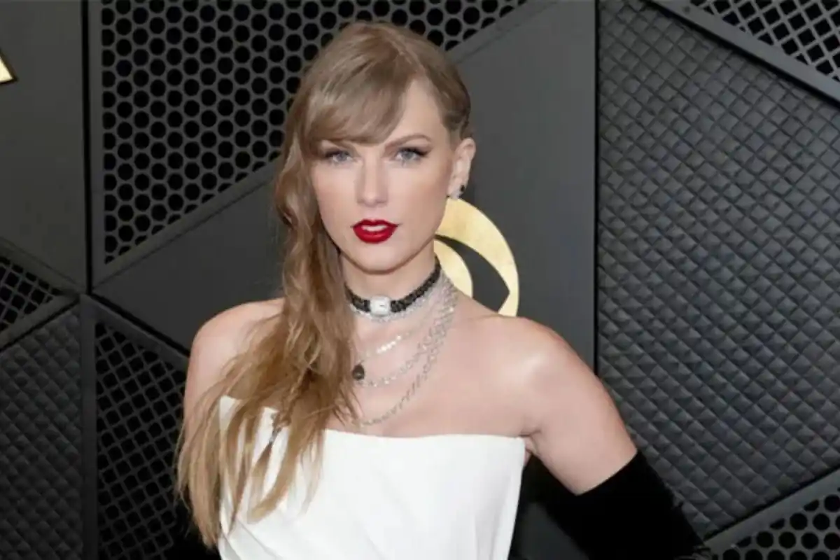 Taylor Swift Gives Surprise Performance During Private Grammy Museum Event