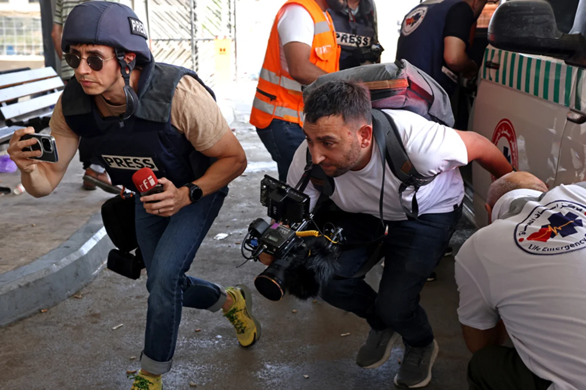 Israeli Forces, Settlers Carry Out 108 Attacks on Palestinian Journalists in July