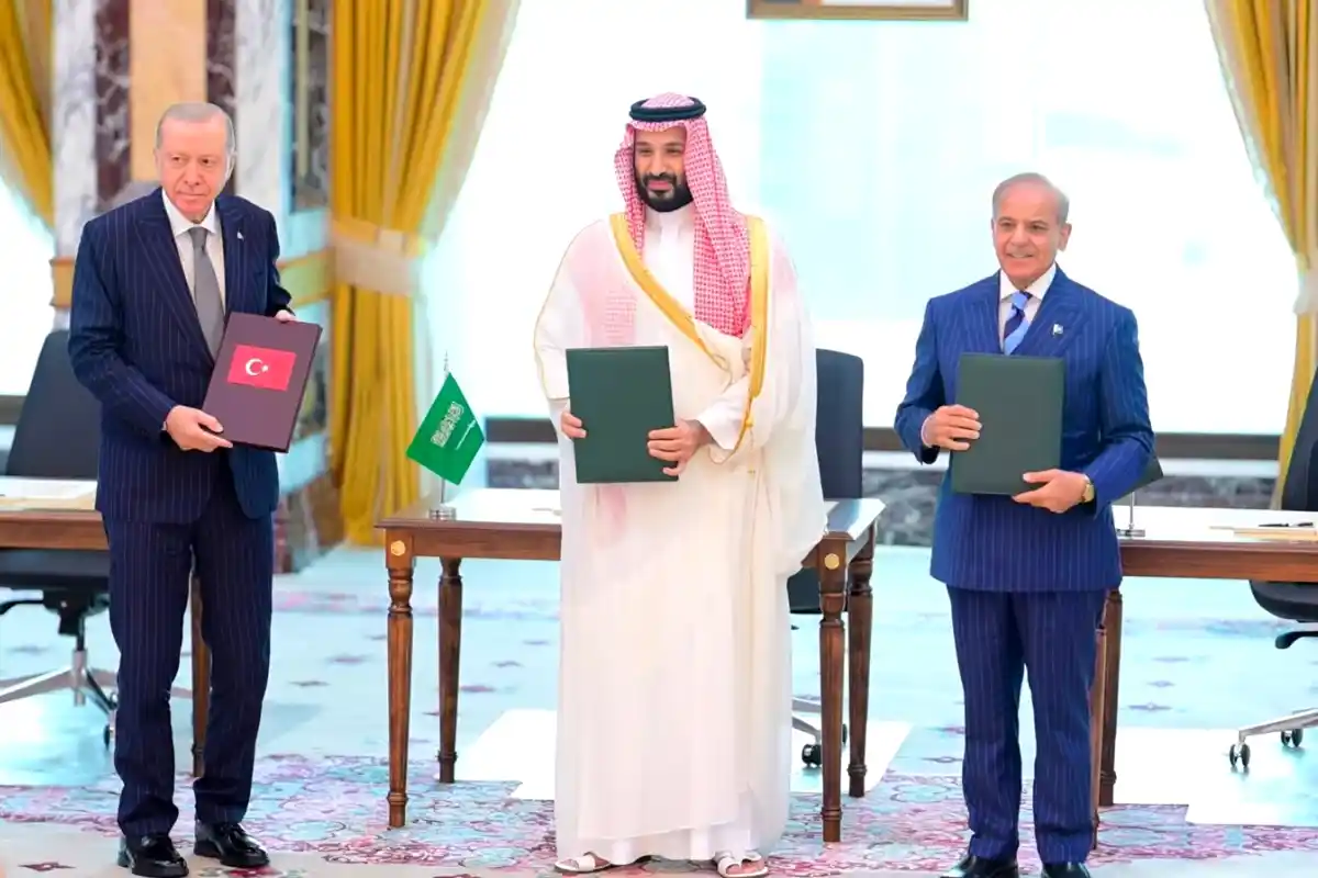 US Magazine FPIF Highlights Pakistan’s Growing Regional Importance Through Makkah Defence Agreement