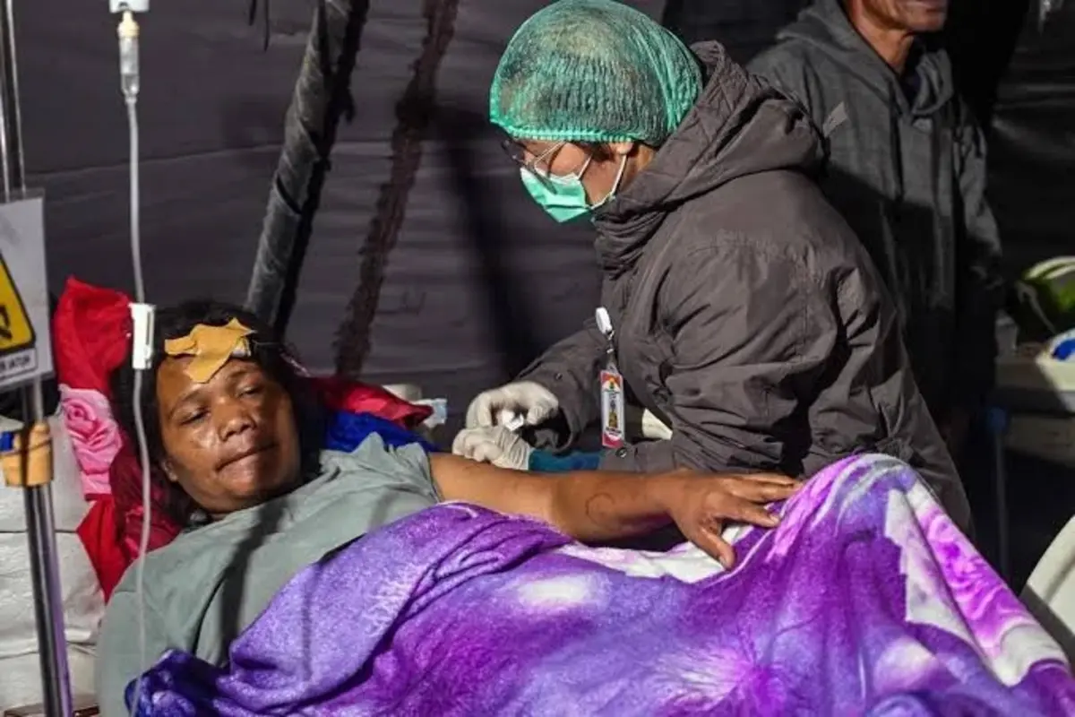 Indonesia Earthquake Leaves Dozens Dead as Medical Crisis Deepens in Flores