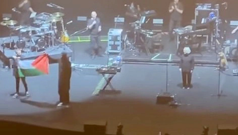Singapore Investigates Massive Attack Over Palestinian Flag Display at Concert