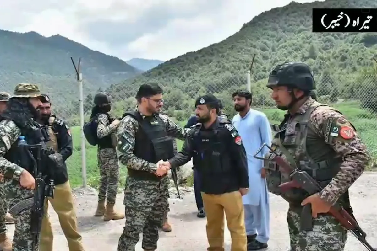 Pakistan Army Commanders Visit KP Police Headquarters, Pay Tribute to Sacrifices of Martyrs