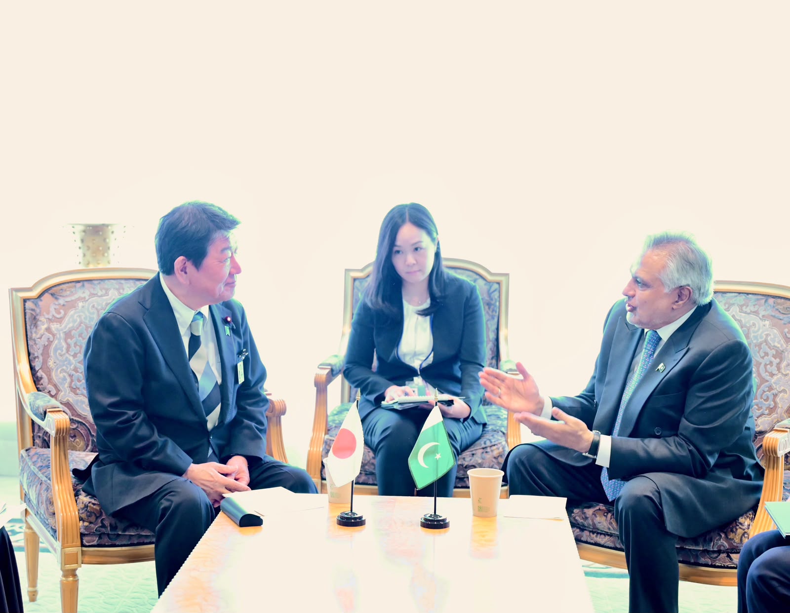 Ishaq Dar, Japanese Foreign Minister Discuss Trade, Investment and Regional Developments