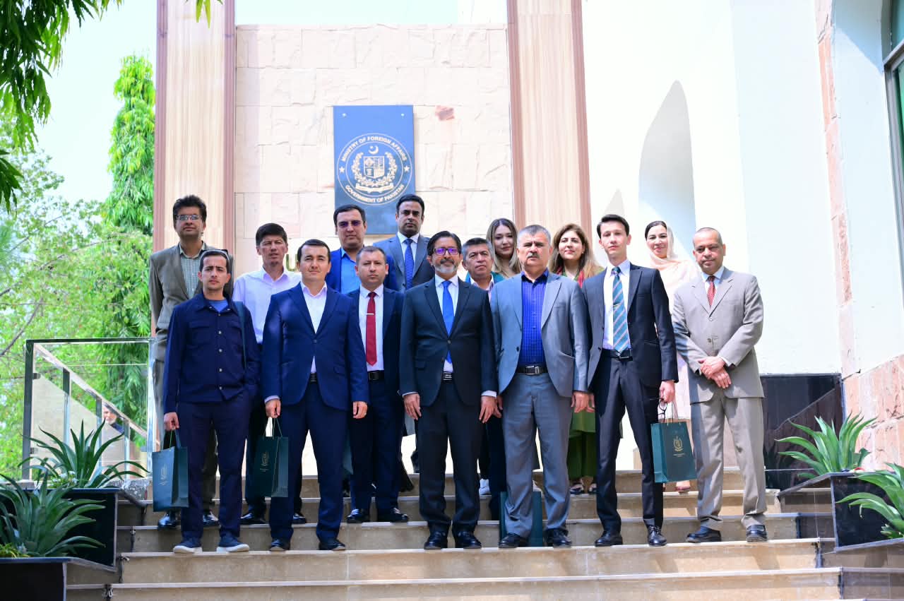 Uzbek Media Delegation Briefed on Pakistan-Uzbekistan Relations