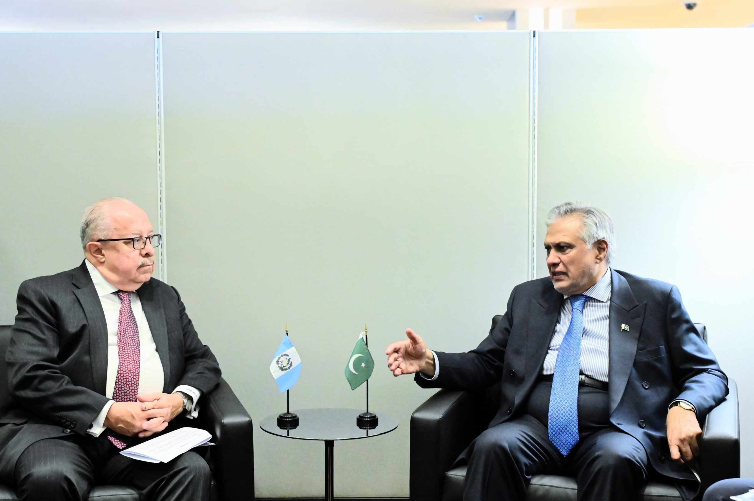 Ishaq Dar, Guatemala FM Discuss Bilateral Ties, Regional Peace and Energy Security