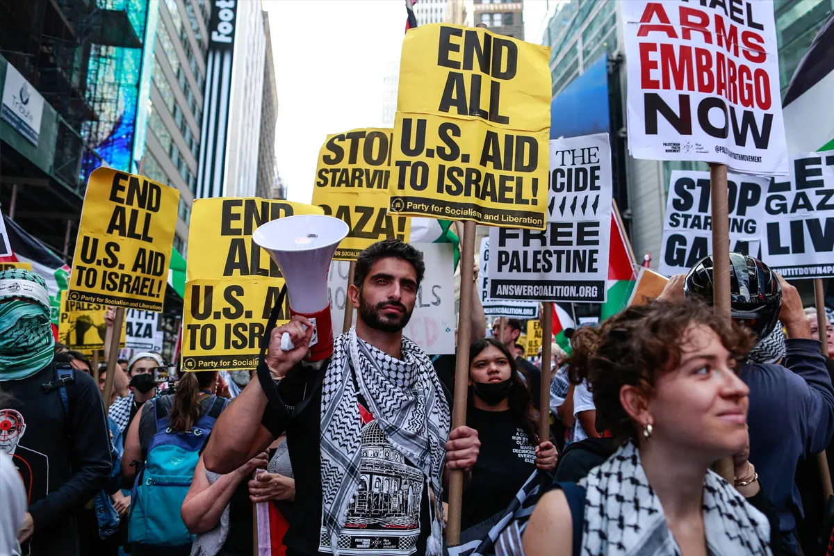 Pro-Palestinian Protesters Gather Outside UN Ahead of Netanyahu Speech