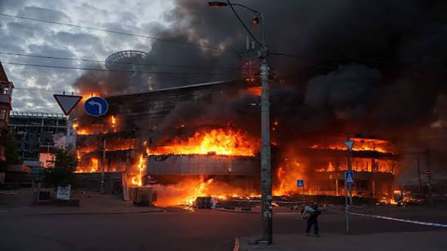Russia pounds Kyiv one day after visit by American peace talks emissaries