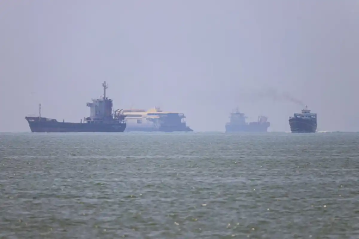 Iran Declares Strait of Hormuz Closed, Warns Ships of Attacks