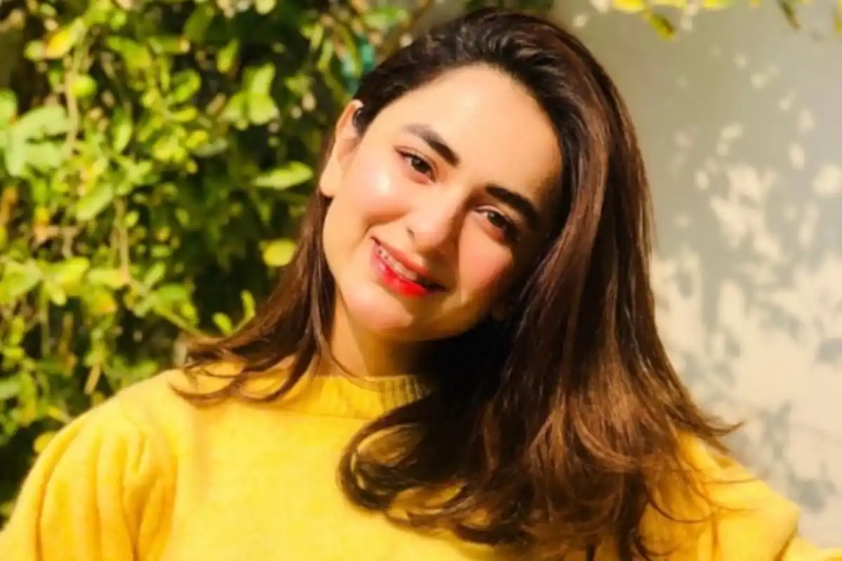 Yumna Zaidi Gets Emotional While Leaving Home for Work