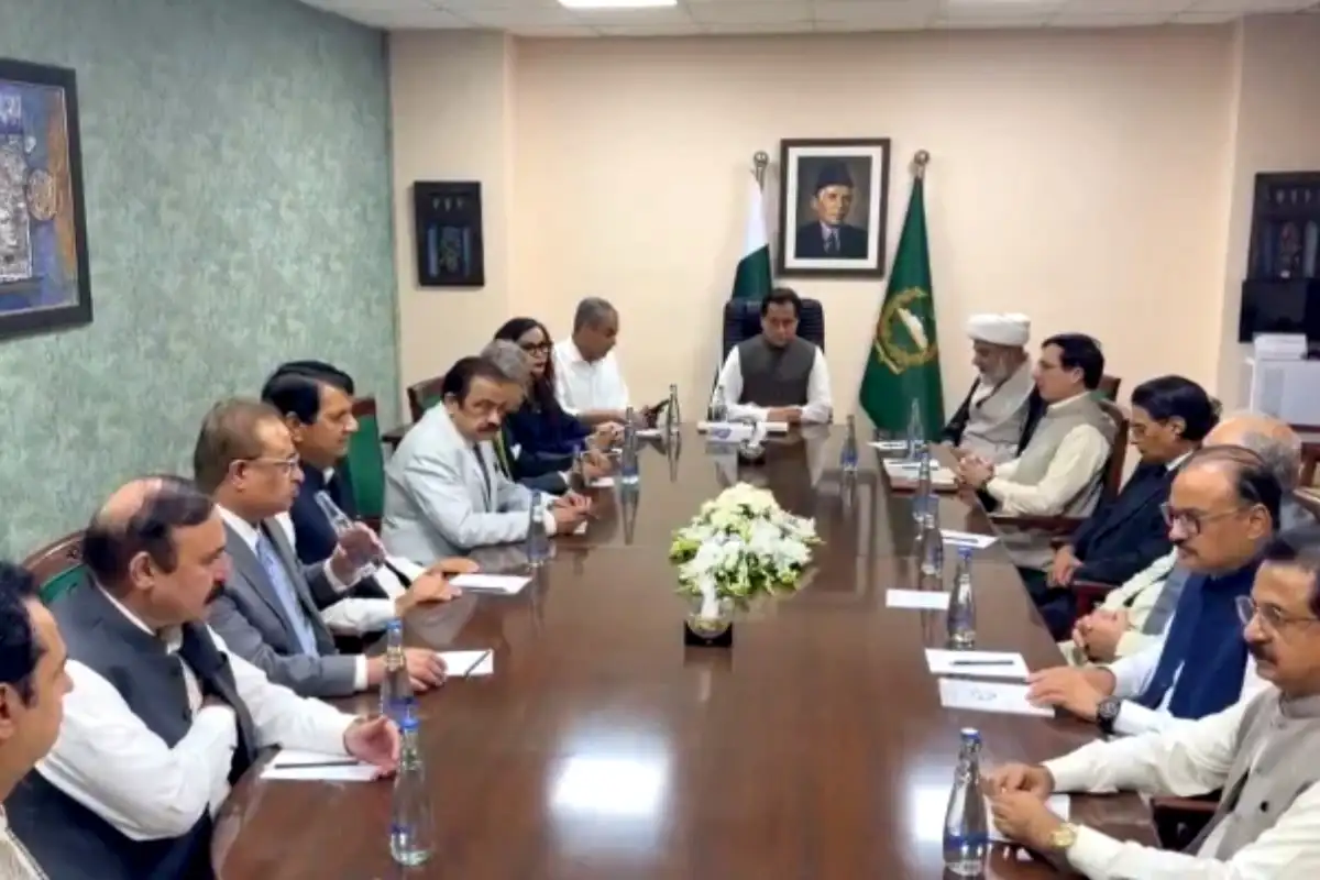 Government, PTI Begin Talks Ahead of October 4 Long March