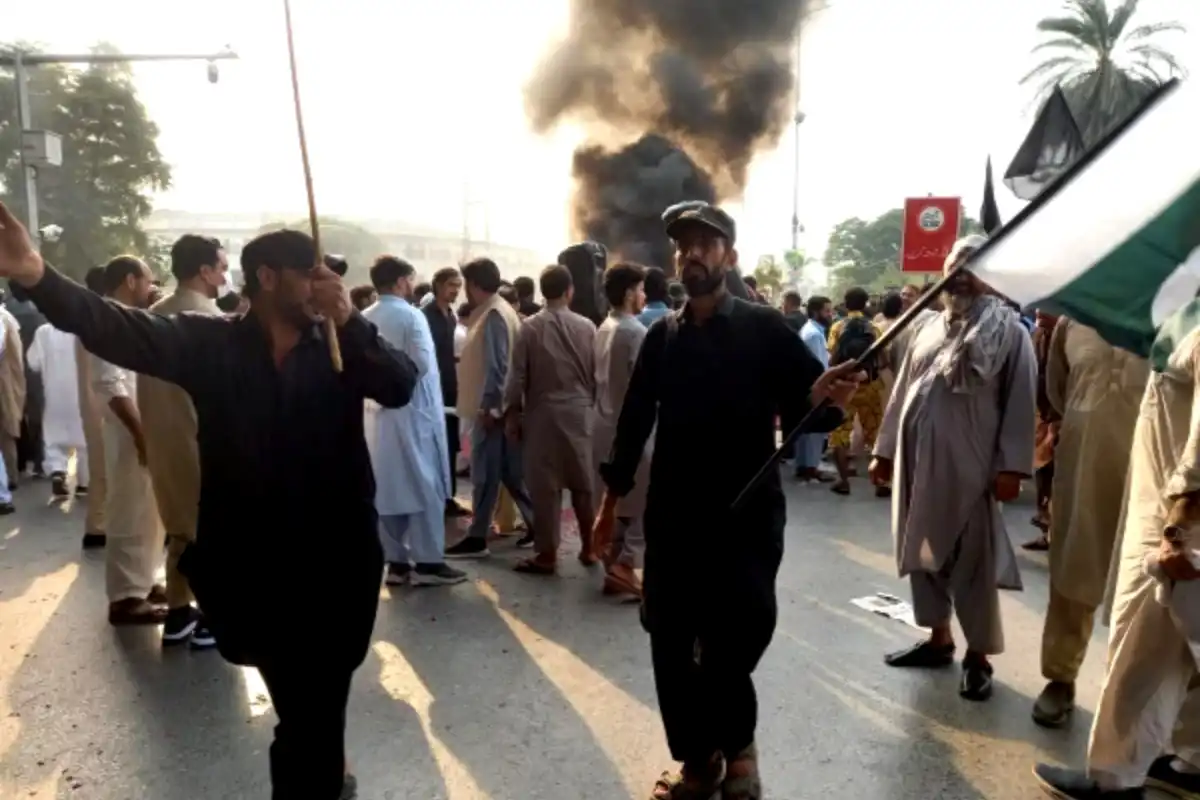 Peshawar Traders Protest Against PTI Long March, Chant Anti-Govt Slogans