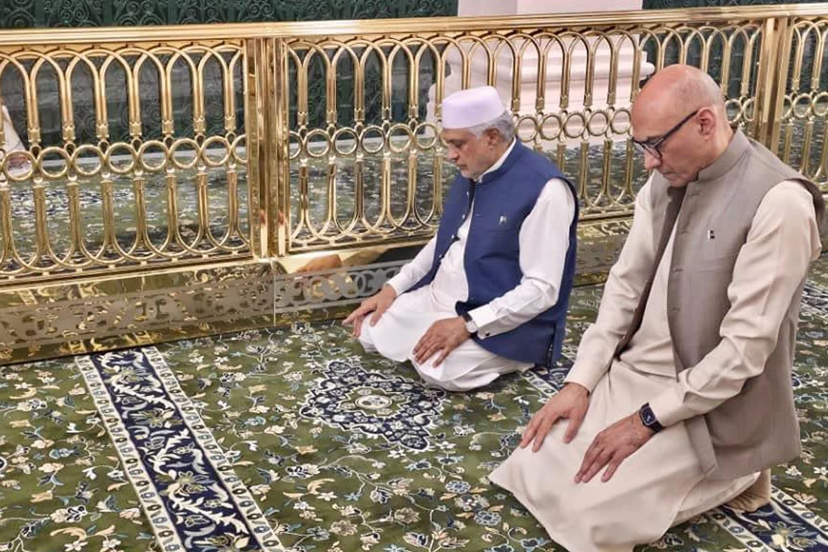 Ishaq Dar Arrives in Madinah Ahead of Saudi Arabia Defence Agreement Meeting